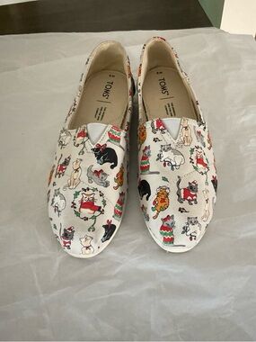 Toms women's Belmont Holiday Cats light gray slip on flat shoes size 8.